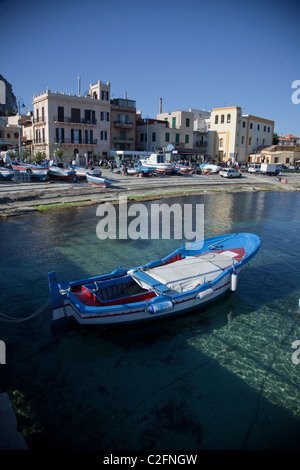 Un petit bateau de pêche flotte dans la mer à la station balnéaire de Mondello, Palerme, Sicile, Italie Banque D'Images