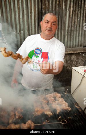 Stigghiola la cuisson par le côté de la route de Palerme Sicile Banque D'Images