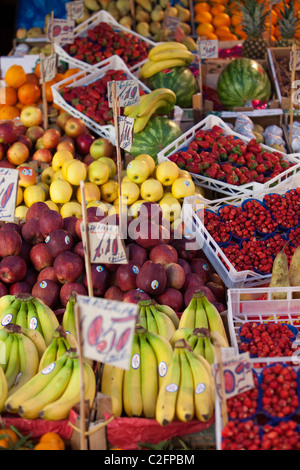 Fruits et légumes au marché Ballaro Palerme Sicile Italie Banque D'Images