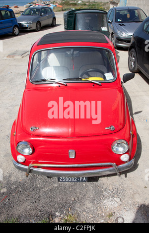 Fiat 500 rouge dans les rues de Palerme, Sicile Banque D'Images