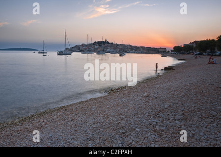 Coucher du soleil en Primosten, Dalmatie, Croatie Banque D'Images