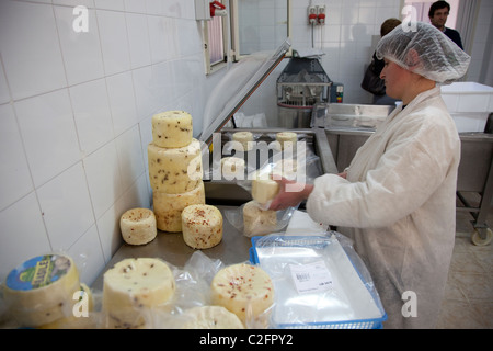 Une femme italienne travaille dans une fromagerie près de Palerme en Sicile Banque D'Images