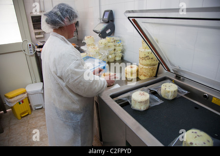 Une femme italienne travaille dans une fromagerie près de Palerme en Sicile Banque D'Images