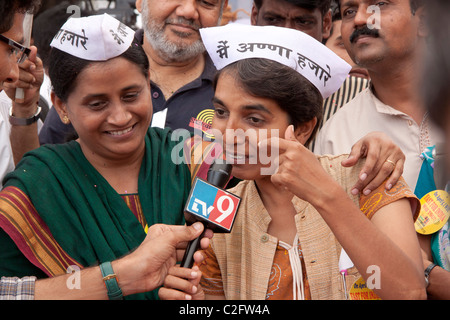 Anna Hazare en matière de lutte contre la corruption et des chaînes de télévision partisans rallye journalistes à Azad Maidan à Mumbai, Maharashtra, Inde. Banque D'Images