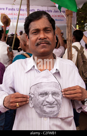 Anna Hazare en matière de lutte contre la corruption avec les partisans de rallye son masque à l'Azad Maidan à Mumbai (Bombay), Maharashtra, Inde, Asie. Banque D'Images