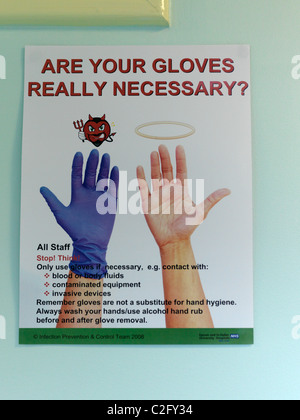 La prévention des infections du NHS affiche sont vos gants Nescessary ? À l'hôpital Banque D'Images