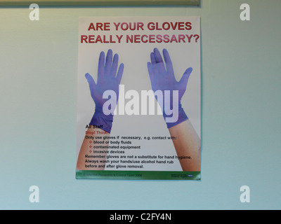La prévention des infections du NHS affiche sont vos gants Nescessary ? À l'hôpital Banque D'Images
