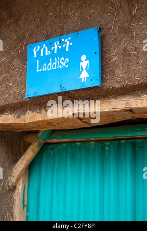 Signe sur une toilette à l'église de Yemrehanna Kristos près de Lalibela Banque D'Images