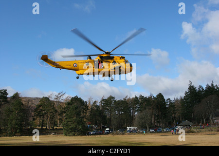 R-S en hélicoptère Sea King RAF décoller de Rothiemurchus. Banque D'Images