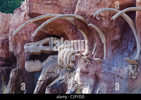 Squelette de dinosaure os, le parc d'Attractions Disneyland en Californie USA Banque D'Images