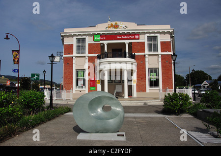 Old Post Office Building et Maori Sculpture d'ancrage, Belmont Road, Paeroa, de la région de Waikato, Nouvelle-Zélande, île du Nord Banque D'Images