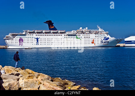 Bateau de croisière Grand Holiday d'Ibero Cruises à Porto Torres en Sardaigne en Italie. Banque D'Images