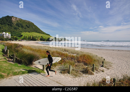 Surfeur sur la promenade de la plage, Mont Maunganui, Tauranga, région de la baie de Plenty, Île du Nord, Nouvelle-Zélande Banque D'Images