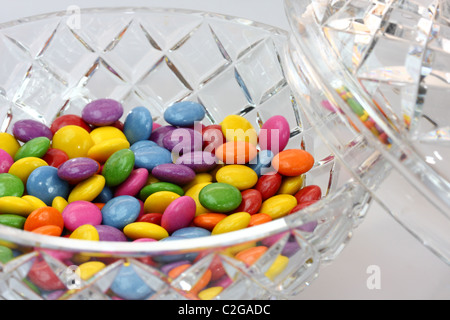 Bonbons colorés dans bol en verre Banque D'Images