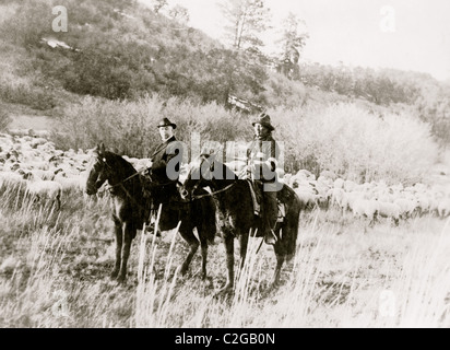 Jed Ladd, plein de sang indien Apache Jicarilla, la réservation, Nouveau Mexique, avec Commissaire Indien Cato vend, à cheval Banque D'Images