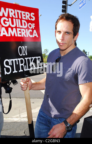 Ben Stiller plat étoile rejoint Hollywood auteurs sur la ligne de piquetage à l'extérieur des Studios Universal pour aider au soutien de la Guilde des écrivains Banque D'Images