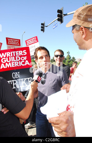 Ben Stiller plat étoile rejoint Hollywood auteurs sur la ligne de piquetage à l'extérieur des Studios Universal pour aider au soutien de la Guilde des écrivains Banque D'Images