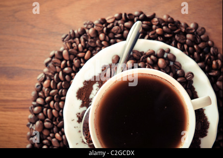 Tasse avec du café, de l'établissement des coûts sur les grains de café Banque D'Images