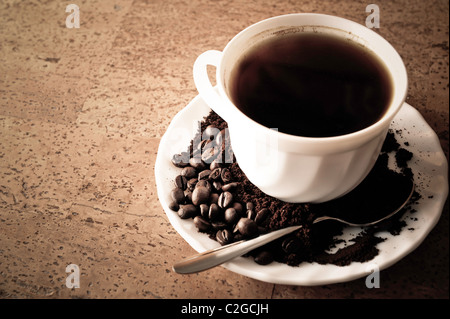 Tasse avec du café, de l'établissement des coûts sur les grains de café Banque D'Images