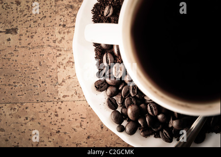 Tasse avec du café, de l'établissement des coûts sur les grains de café Banque D'Images