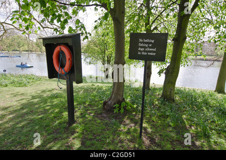 Anneau de la vie et 'Pas de pêche de baignade ou de chiens admis dans cette eau'. Regent's Park Lake Camden Londres Royaume-Uni. Banque D'Images