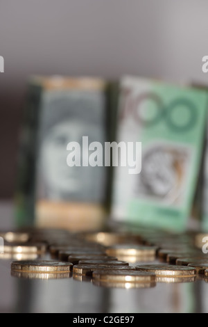 Pièces d'or de l'Australie en bref en face d'une centaine de notes papier australienne Banque D'Images