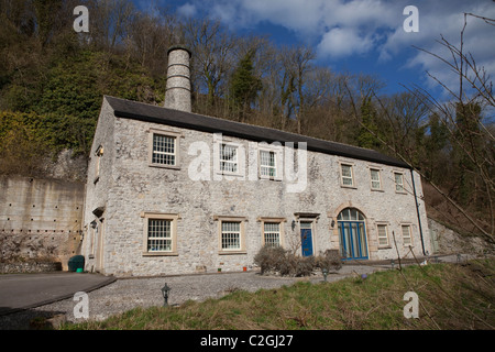 Vieux Moulin de Litton filature convertis en appartements dans la région de Millers Dale dans le Derbyshire Peak District en Angleterre Banque D'Images