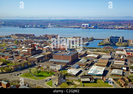 Une vue aérienne du centre-ville de Liverpool à la recherche sur la marina vers Camel Lairds. Banque D'Images