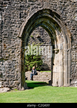 Jeune artiste en train de dessiner les ruines de Whalley Abbey, Whalley, Clitheroe, Lancashire, England, UK. Banque D'Images