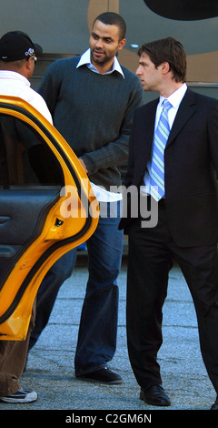 Tony Parker (centre) rend visite à son épouse Eva Longoria Parker dans un studio situé à Los Angeles, en Californie - 13.12.07 Banque D'Images