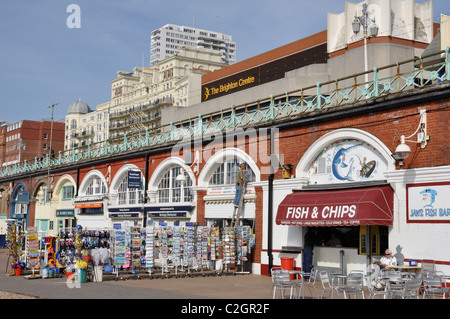 Face à la mer des boutiques et des cafés sur la promenade, Brighton, East Sussex, England, UK Banque D'Images