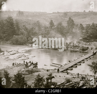 Jéricho Mills, Virginia. Toile pont de bateaux dans le Nord Anna, construit par les ingénieurs du 50e New York, où le 5ème Corps sous le général Warren croisés. Vue de dessus de l'eau rive nord Banque D'Images