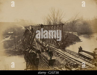 Partie de bâtiment de corps de construction nouveau pont en treillis militaire à Bull Run, Avril 1863 Banque D'Images