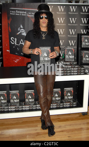 Guns 'N' Roses ancien guitariste Saul 'Slash' des signes d'Hudson exemplaires de son autobiographie 'Slash' à Waterstones Piccadilly Banque D'Images