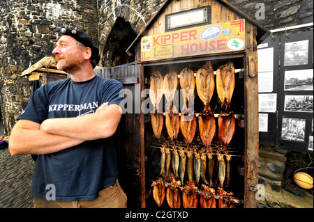 L'historien maritime Mike Smylie avec son fumoir traditionnel plein de hareng et le poisson, le hareng de Clovelly, Devon, UK Festival Banque D'Images