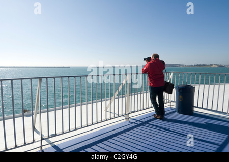 Photographe sur Pont Supérieur Condor Rapide Ferry Weymouth Dorset Banque D'Images