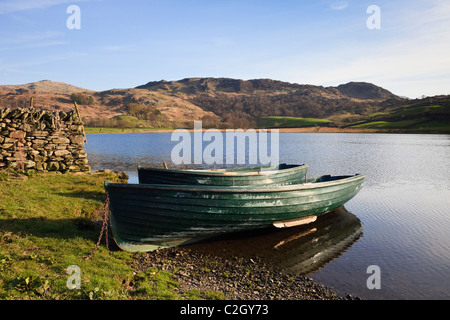 Bateaux de pêche en bois sur les rives du Tarn dans le Watendlath fells de Parc National de Lake District. Watendlath, Cumbria, England, UK, Grande-Bretagne Banque D'Images