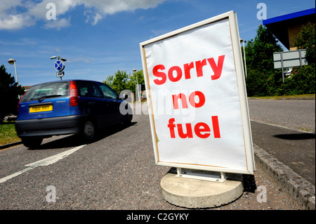 Une station essence avec un panneau disant Désolé pas de carburant pendant la grève nationale par les transporteurs, UK Banque D'Images