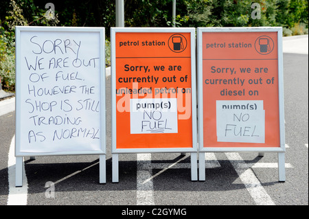 Une station essence à Sainsbury's avec un panneau disant Désolé pas de carburant pendant la grève nationale par les transporteurs, UK Banque D'Images