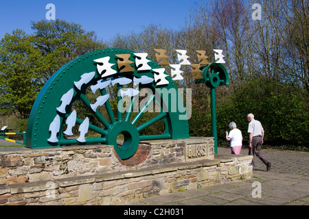 La roue du vieux moulin à l'entrée de bavures Country Park, Bury, Lancashire, UK Banque D'Images