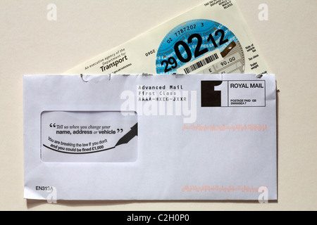 Voiture de remplacement disque d'impôt reçu en post par DVLA en raison de renouveler ensemble en ligne sur fond blanc Banque D'Images