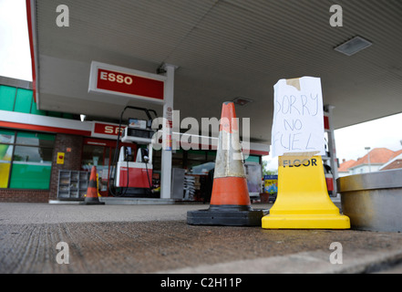 Une station essence avec un panneau disant Désolé pas de carburant pendant la grève nationale par les transporteurs, UK Banque D'Images