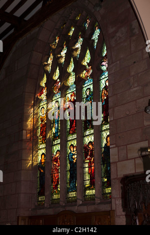 Royaume-uni, Angleterre, Staffordshire, poireau, l'église paroissiale de saint Édouard le Confesseur, la lumière à travers un vitrail Banque D'Images