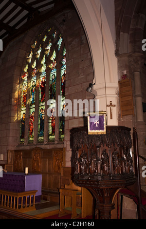 Royaume-uni, Angleterre, Staffordshire, poireau, l'église paroissiale de saint Édouard le Confesseur, la lumière à travers un vitrail Banque D'Images