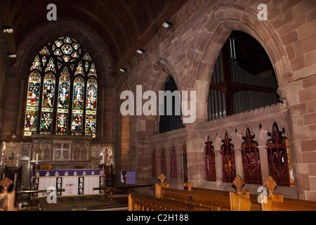 Royaume-uni, Angleterre, Staffordshire, poireau, l'église paroissiale de saint Édouard le Confesseur, Nef et fenêtre de l'Est Banque D'Images