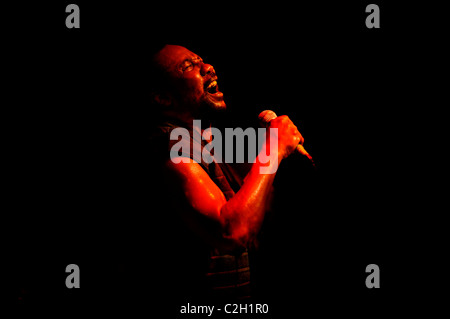 Ska reggae singer Frederick 'Toots Hibbert' avec son groupe The Maytals Toots et l'exécution d'un concert dans le Devon, UK Banque D'Images