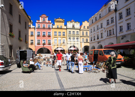 Marché aux puces à la place du marché rynek et dans l'ancienne ville allemande hirschberg, Jelenia Gora, la basse Silésie, Pologne, Europe Banque D'Images