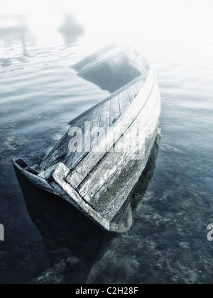 Vieux bateau en bois creux abandonnés dans la baie Banque D'Images