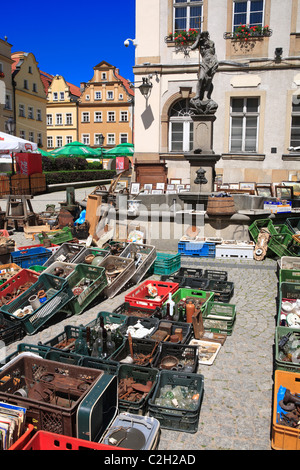 Marché aux puces à la place du marché rynek et dans l'ancienne ville allemande hirschberg, Jelenia Gora, la basse Silésie, Pologne, Europe Banque D'Images