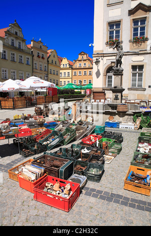 Marché aux puces à la place du marché rynek et dans l'ancienne ville allemande hirschberg, Jelenia Gora, la basse Silésie, Pologne, Europe Banque D'Images